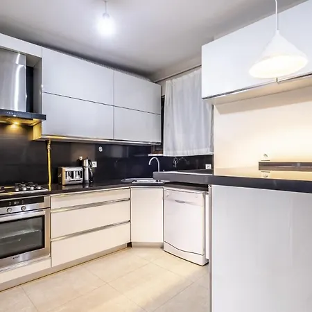 Flat With Sea View Near Uskudar Ferry Station * Стамбул